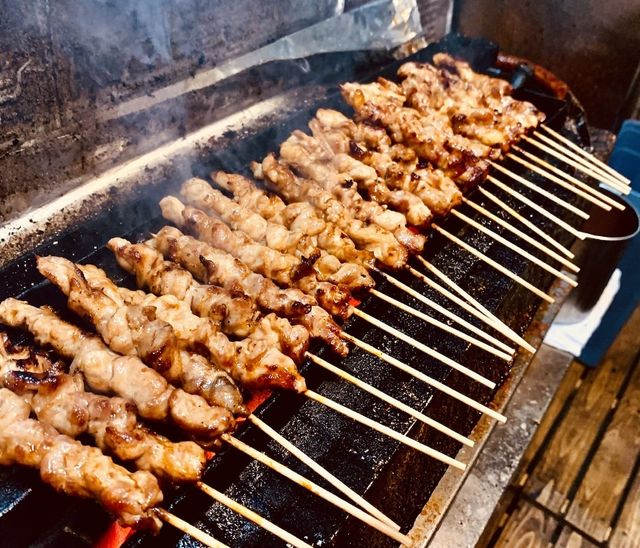 炭火の上で一本ずつ焼き上げられているやきとりの串